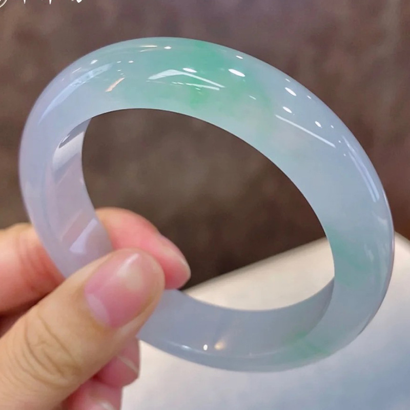 Lighting - Gelang alami, teksturnya seperti es, berwarna